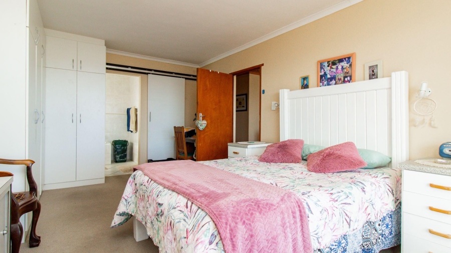 4 Bedroom Property for Sale in De Kelders Western Cape